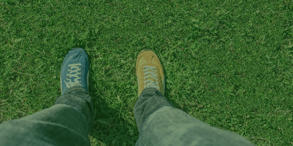 Zapatos con un diseño diferente para cada pie