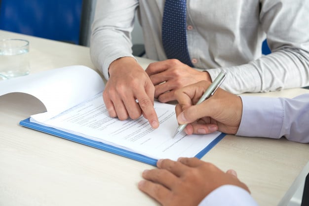 Firma el contrato.