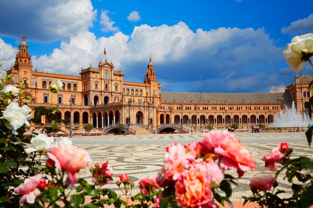 Sevilla es una ciudad hermosa con una economía estable.