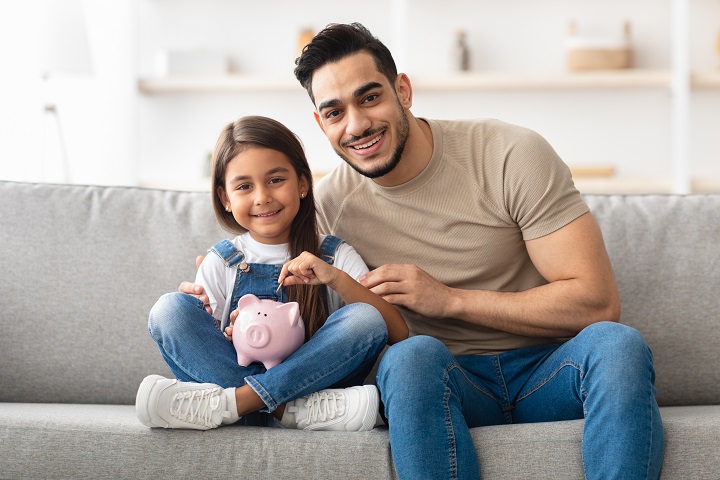 Padre he hija ahorran dinero
